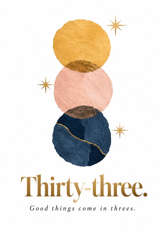 Tre cerchi ad acquerello in oro, rosa e blu scuro, con stelle dorate